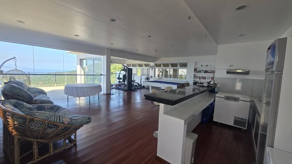Glass-enclosed roofdeck with lounge area